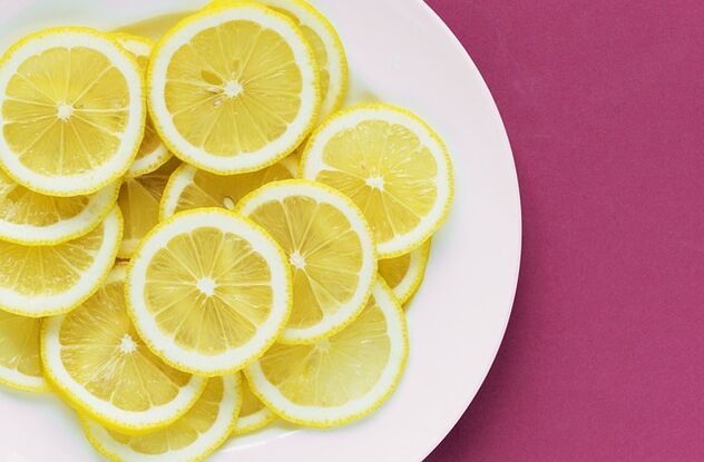레몬에는 강력한 각성제인 비타민 C가 들어 있습니다. 